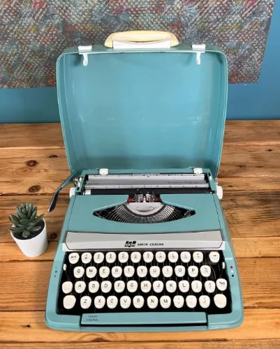 Smith-Corona Corsair Deluxe Typewriter – Turquoise Blue