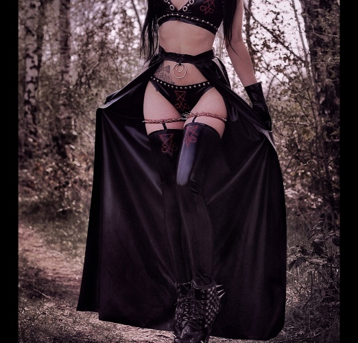 Ausriefel cape skirt