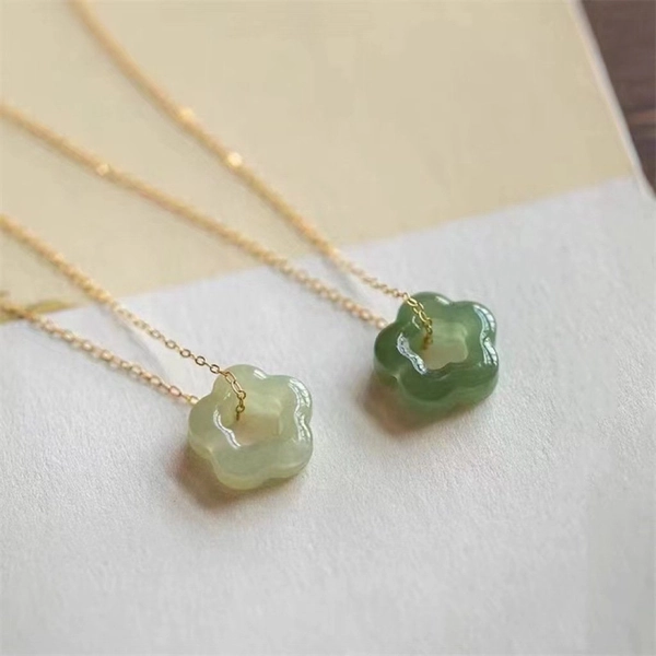 Green Hetian Floral Pendant Necklace