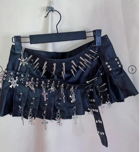 PU leather rivet belt cross pendant pleated mini skirt