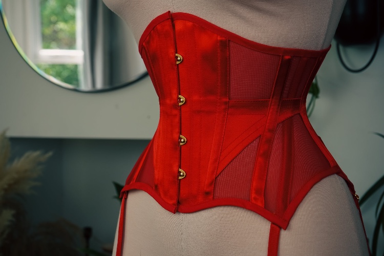 Waspie in Scarlet Red