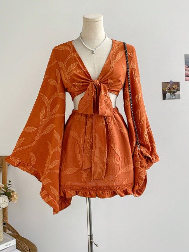 SHEIN WYWH Conjunto de 2 piezas de blusa de mangas de campana con cuello en V y volantes de tela texturizada tipo rama de sauce, y falda line A con bajo con volantes, apropiado para vacaciones, estilo hippie, festivales de música, fiestas