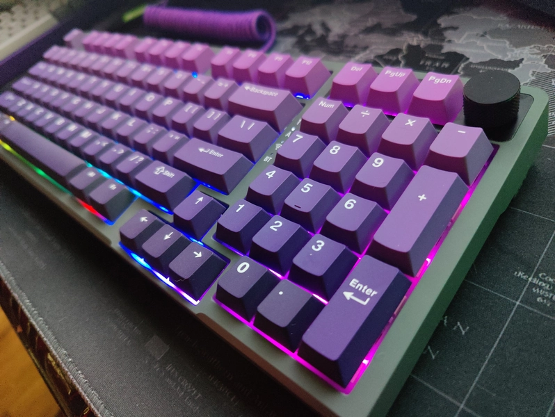 Creamy thock keyboard, 96% size, gradient purple keycaps, volume knob, bouncy gasket mount, gateron milky yellow hand lubed switches