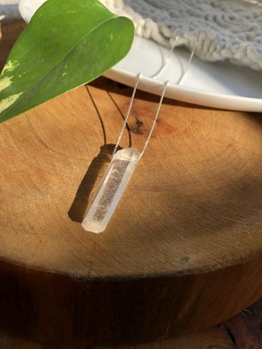 Ponta de Lemuria bruta na corrente de prata 925