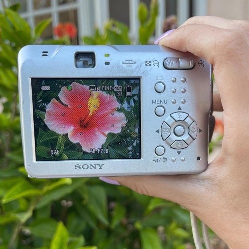 This Sony Cyber-shot is a sleek and reliable digital...