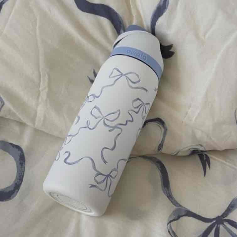 Owala UO Exclusive FreeSip 32 oz Bow Water Bottle