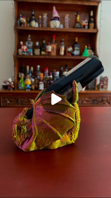 La Canasta 3D on Instagram: "Este portavino en forma de dragón tornasolado es TODO lo que tu mesa necesita. 🐉✨ Con su diseño chévere y colores vibrantes, no solo guarda tu botella, ¡también llama la atención! 😍 Top para reuniones, cenas o simplemente para decorar.
Escríbenos al DM y hazlo tuyo. 💌

#portavinos #DiseñoÚnico #decoracion #vino #reunion #añonuevo2024 #impresion3d #personalizacion #centrodemesa"