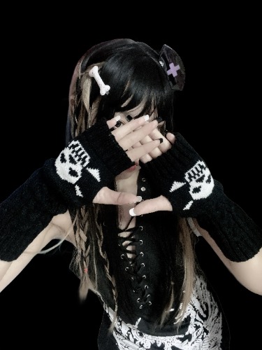Skull Knit Fingerless Gloves | One Size / Black