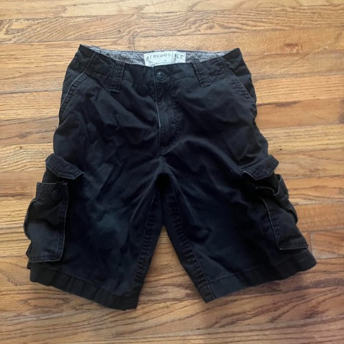 Aeropostal cargo shorts size 29”
Baggy...