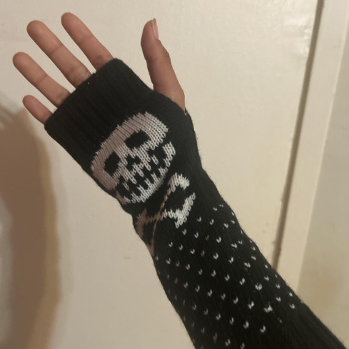 Knitted skull gloves 
Hand warmers