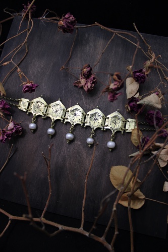 A Shield Of Stars Choker Necklace | 16"