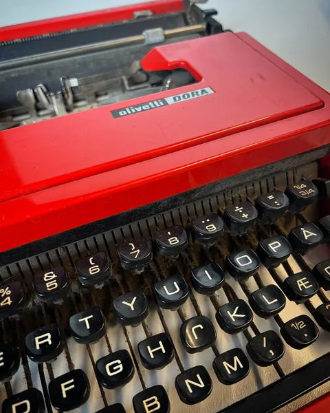 Vintage Olivetti Dora typewriter from the 1970's ( display or spare parts typewriter )  Ettore Sottsass design