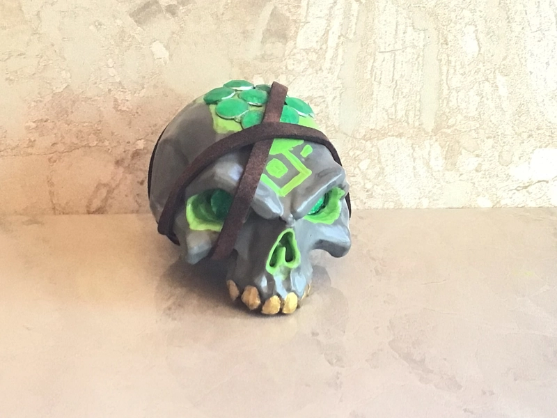 Figurine imprimée en 3D inspirée des pirates avec tête de mort ornée de bijoux