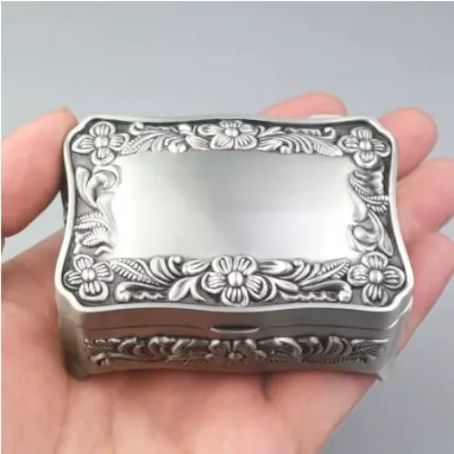 Caja musical de metal con relieve