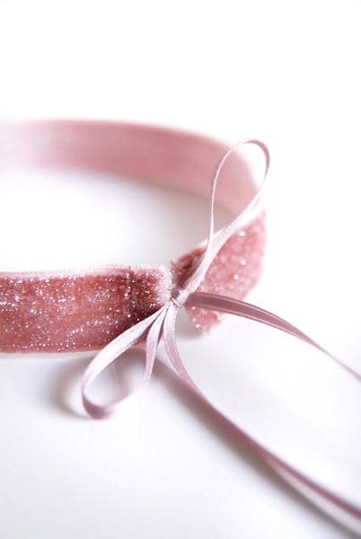 STARRY VELVET CHOKER rosé - Simple velvet choker in old pink with sparkling silver elements and satin ribbons for individual tying