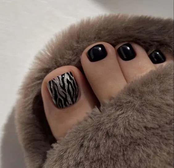 • Pedicure •