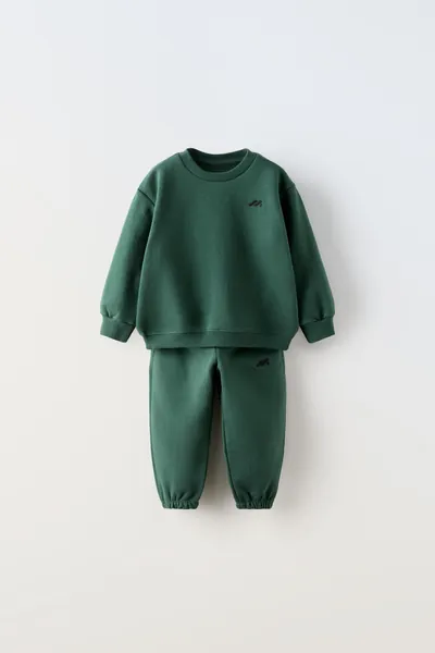 BESTICKTES SWEATSHIRT UND JOGGINGHOSE IM SET