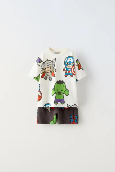 JOGGINGANZUG AUS T-SHIRT UND BERMUDASHORTS AVENGERS © MARVEL