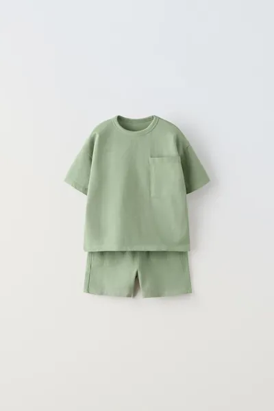 T-SHIRT MIT TASCHE UND SHORTS