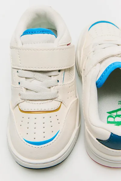 SNEAKER MIT BORTE