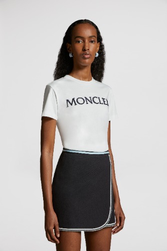 T-Shirt mit Logostickerei