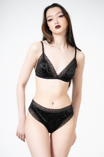 Hear Me Roar Bralet [B] | L / Black / 92% Polyester 8% Elastane