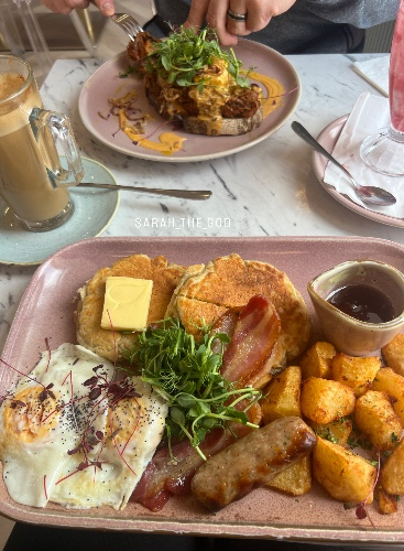 Breakfast date ☕️ 