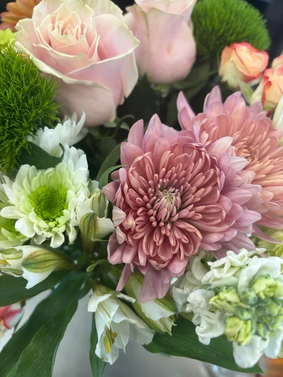 A fresh bouquet of flowers 💐 (50)