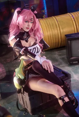 NICOLE ZZZ COSPLAY & WIG