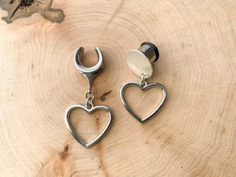 00G/10MM Saddle  Small Silver Tone Heart Saddles Hiders Drop Dangle Earrings Gauges/Earplugs Plugs
