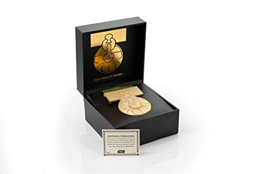 Star Wars: A New Hope Medal of Yavin Gold-Plated 1:1 Scale Licensed Prop Replica - Authentic Medal of Bravery with Ribbon - Awarded to Luke Skywalker & Han Solo by Princess Leia in Movie Episode IV