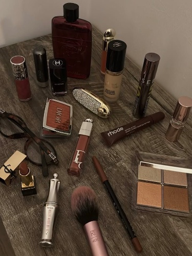 MAKE UP