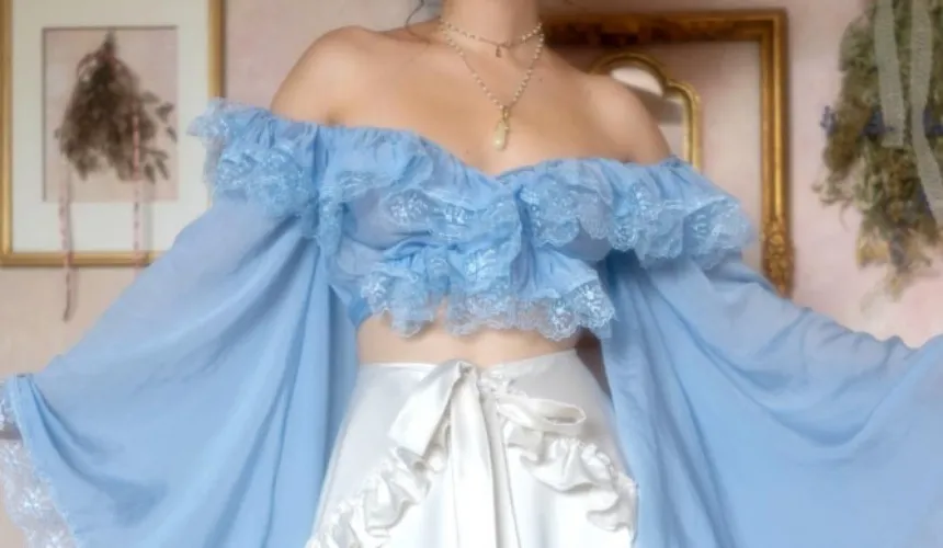 Blouses > Wind Kiss Blouse Buy from e-shop