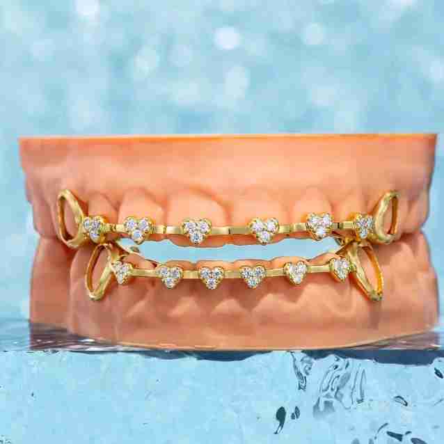 2pcs Love Connection Side Hollowed-out Grillz Copper Inset Zirconia Hip Hop Jewelry Grillz Pop Party Lady Grillz Oral Silvery Top&Bottom Grillz
