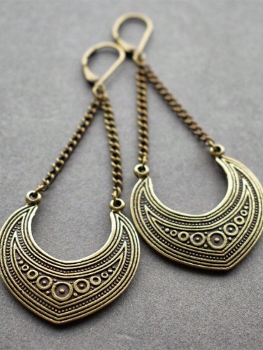 2pcs Vintage Gold Chain Connected Carved Pendant Earrings, Gothic Style Outdoor Travel Beach Party Jewelry Gift For Men And Women