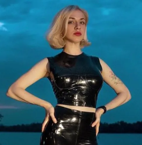 Latex tight-fitting top with cups | Size M - S10 black - 0,40mm - with back zipper - My height: 1,72m