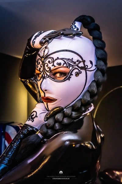 The Dutchess Latex Hood