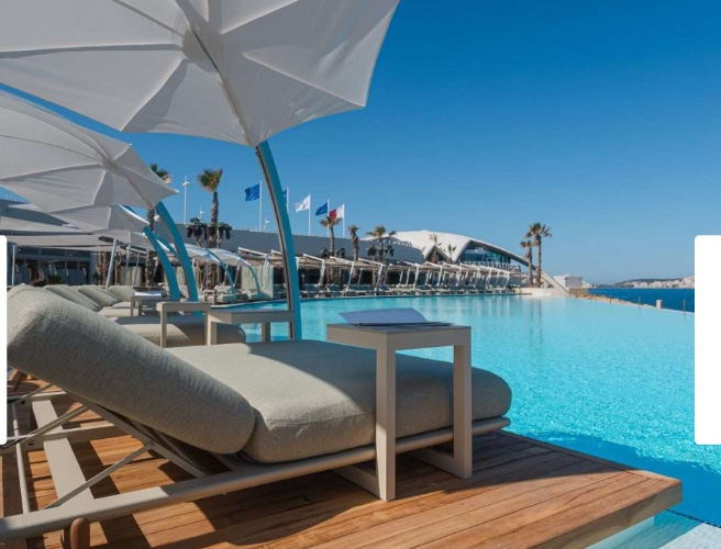 Luxury pool bed for 2 