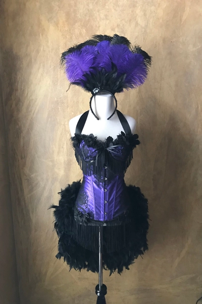 Pick Size-Purple Satin Black Lace Lolita Showgirl Saloon Girl Burlesque Kostuum w / Feather Train Day of the Dead