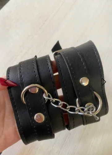 Leather handcuffs 