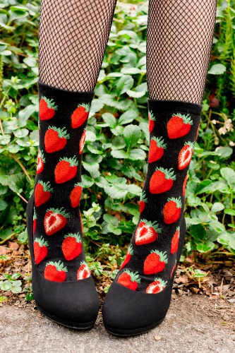 Sweet Strawberries Crew | Black