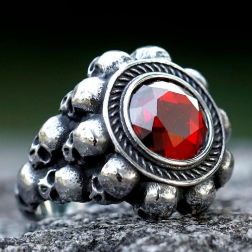 Anel de Caveira <br/> Pedra Red (Aço) | 24