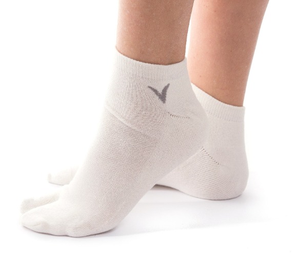 1 Pair - V-Toe Athletic Ankle Height Flip Flop Tabi Big Toe Socks - Black, Grey or White - White