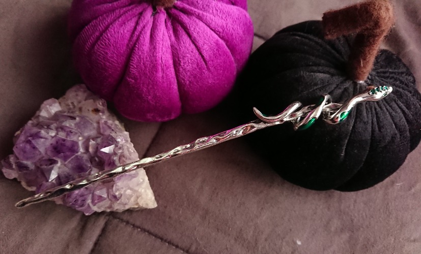 Snake hair pin