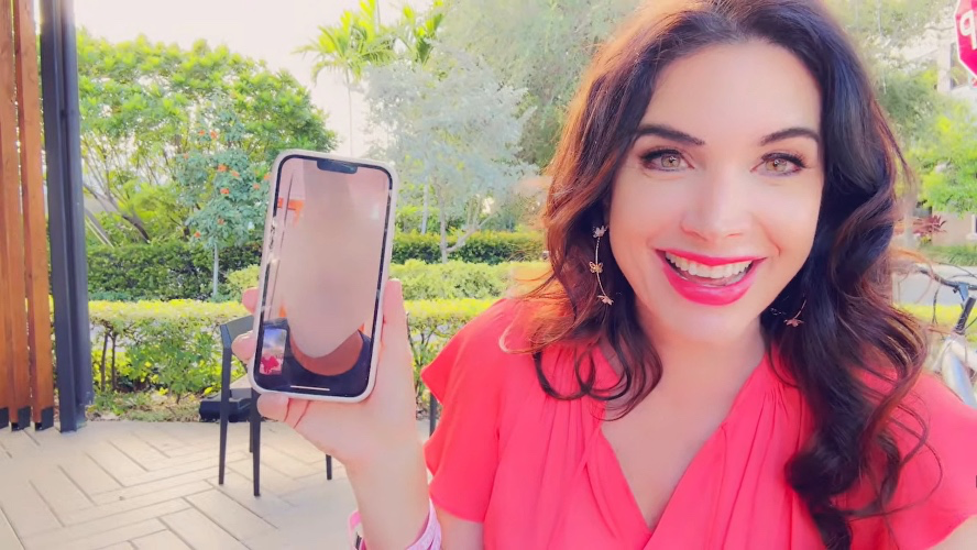 Elisa Is Taking Pigeon Shopping 