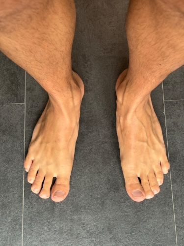 Silent gift to kiss my feet