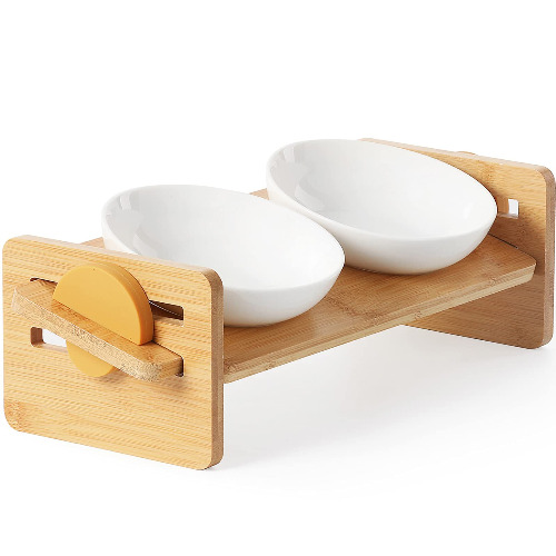 FUKUMARU Cuencos elevados de cerámica para gatos, perros pequeños inclinados 15°, platos elevados de alimentación de alimentos, soporte de agua de bambú macizo para gatos y cachorros