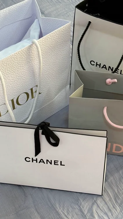 Spoil me with a shopping day 🛍️ 