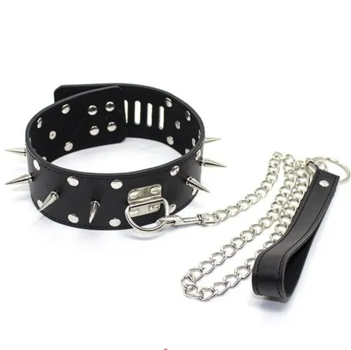 Halsband aus Kunstleder mit Spikes