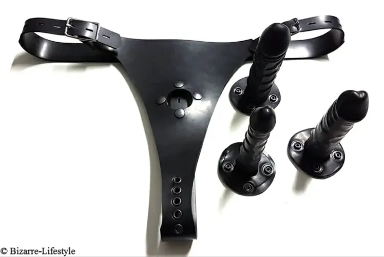Strapon Umschalddildo mit wechselbaren Dildos
